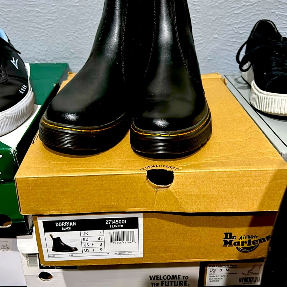 Dorrian Chelsea . Black dr. Martens